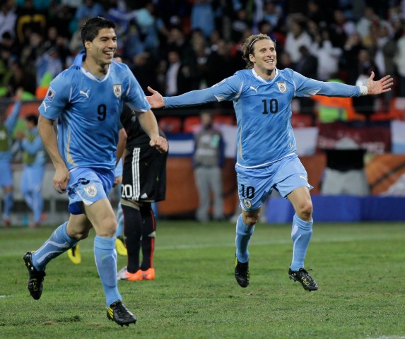 Luis Suarez & Diego Forlan celebrate